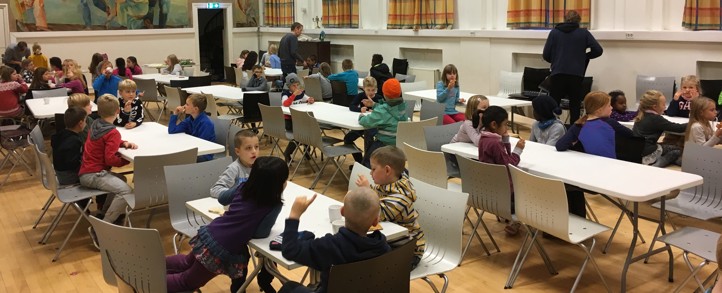 Fellesspising i festsalen Fellesspising i festsalen