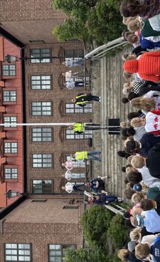 en gruppe mennesker utenfor en bygning