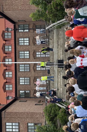 en gruppe mennesker utenfor en bygning