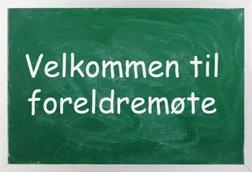 et grønt skilt med hvit tekst
