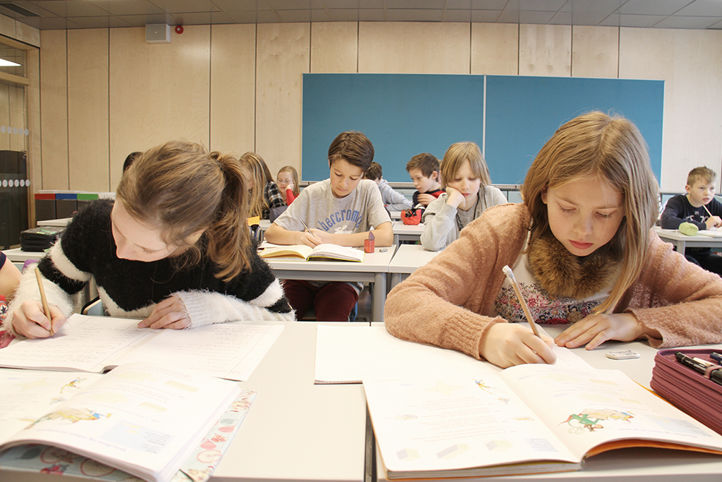 Elever arbeider i klasserom. (Foto: Heidi M. Skjebstad)