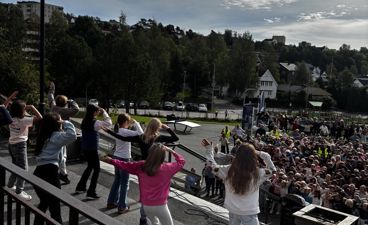 En gruppe mennesker på en bro
