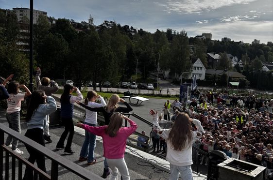 En gruppe mennesker på en bro