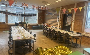 et rom med bord og stoler