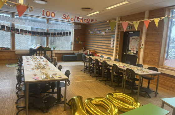 et rom med bord og stoler