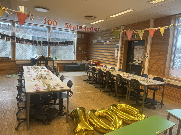 et rom med bord og stoler