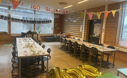 et rom med bord og stoler et rom med bord og stoler