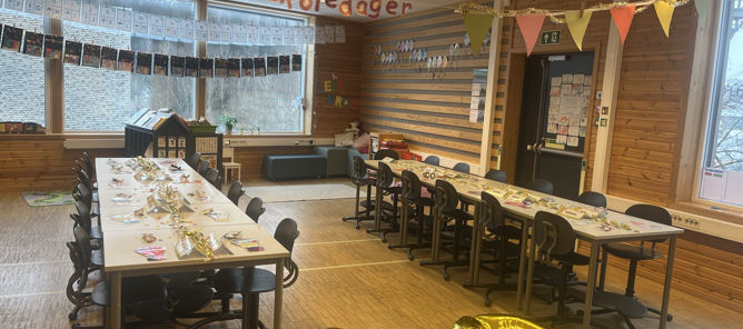 et rom med bord og stoler et rom med bord og stoler