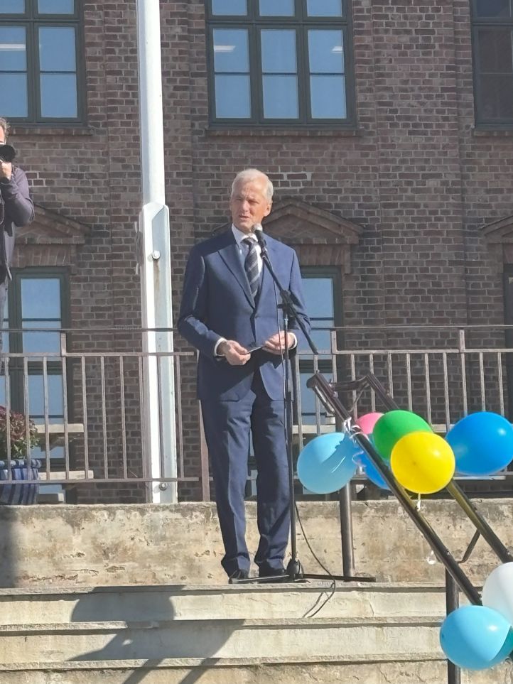 en person som står ved siden av ballonger