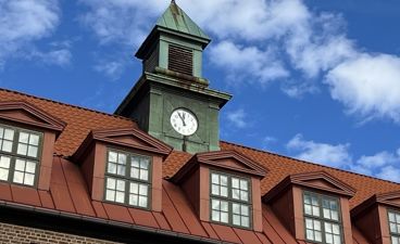 en klokke på et tårn