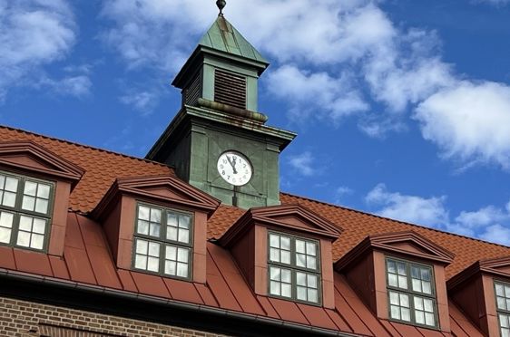 en klokke på et tårn