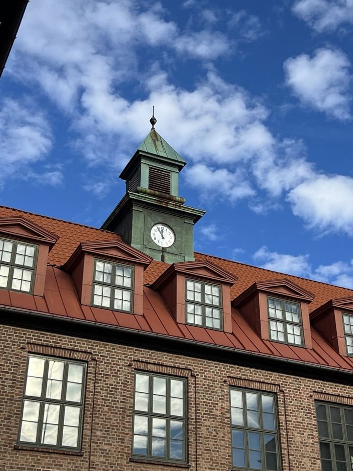 en klokke på et tårn