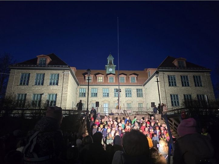 En stor folkemengde utenfor en bygning