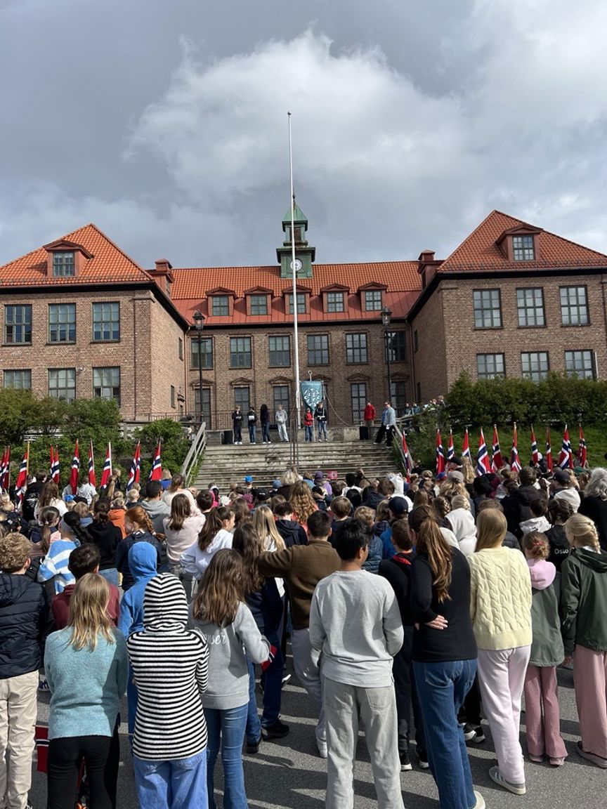 en gruppe mennesker som står utenfor en bygning