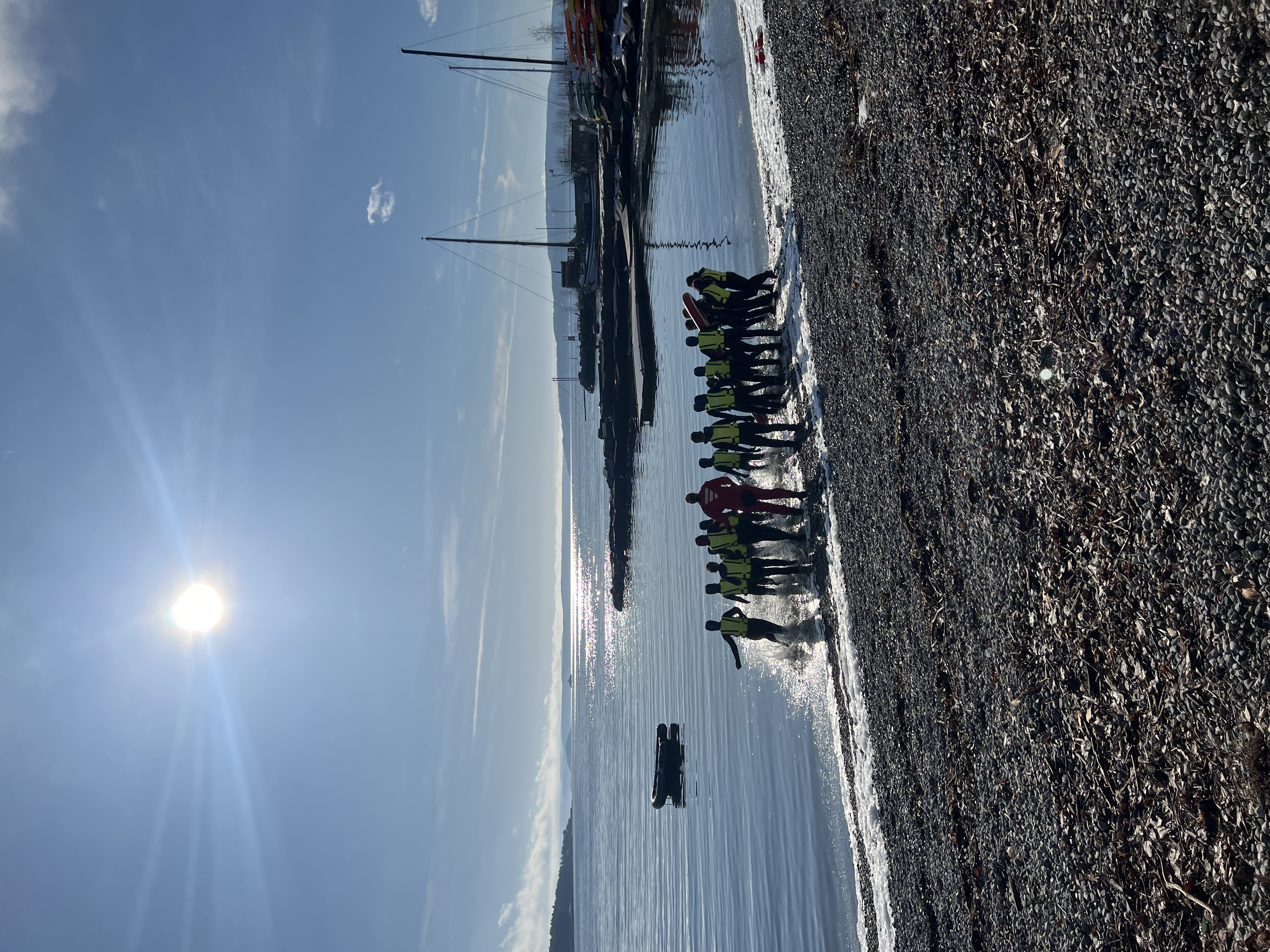En gruppe mennesker på en strand