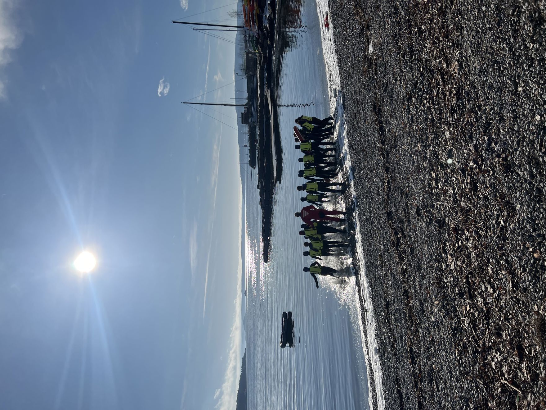 En gruppe mennesker på en strand