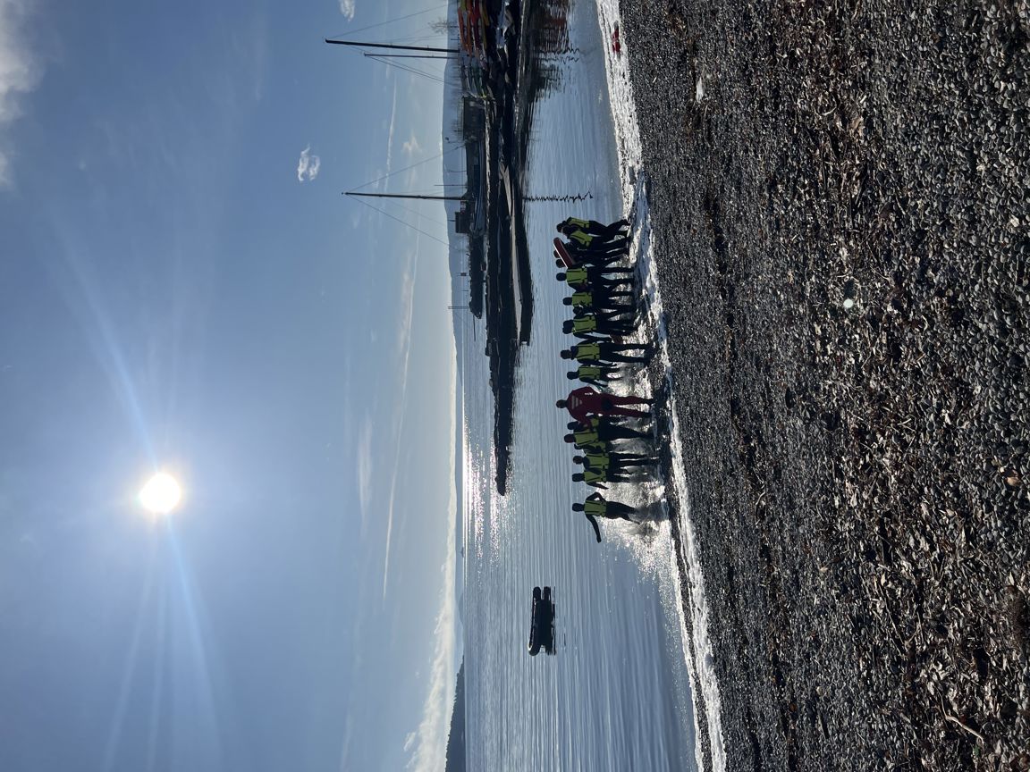 En gruppe mennesker på en strand