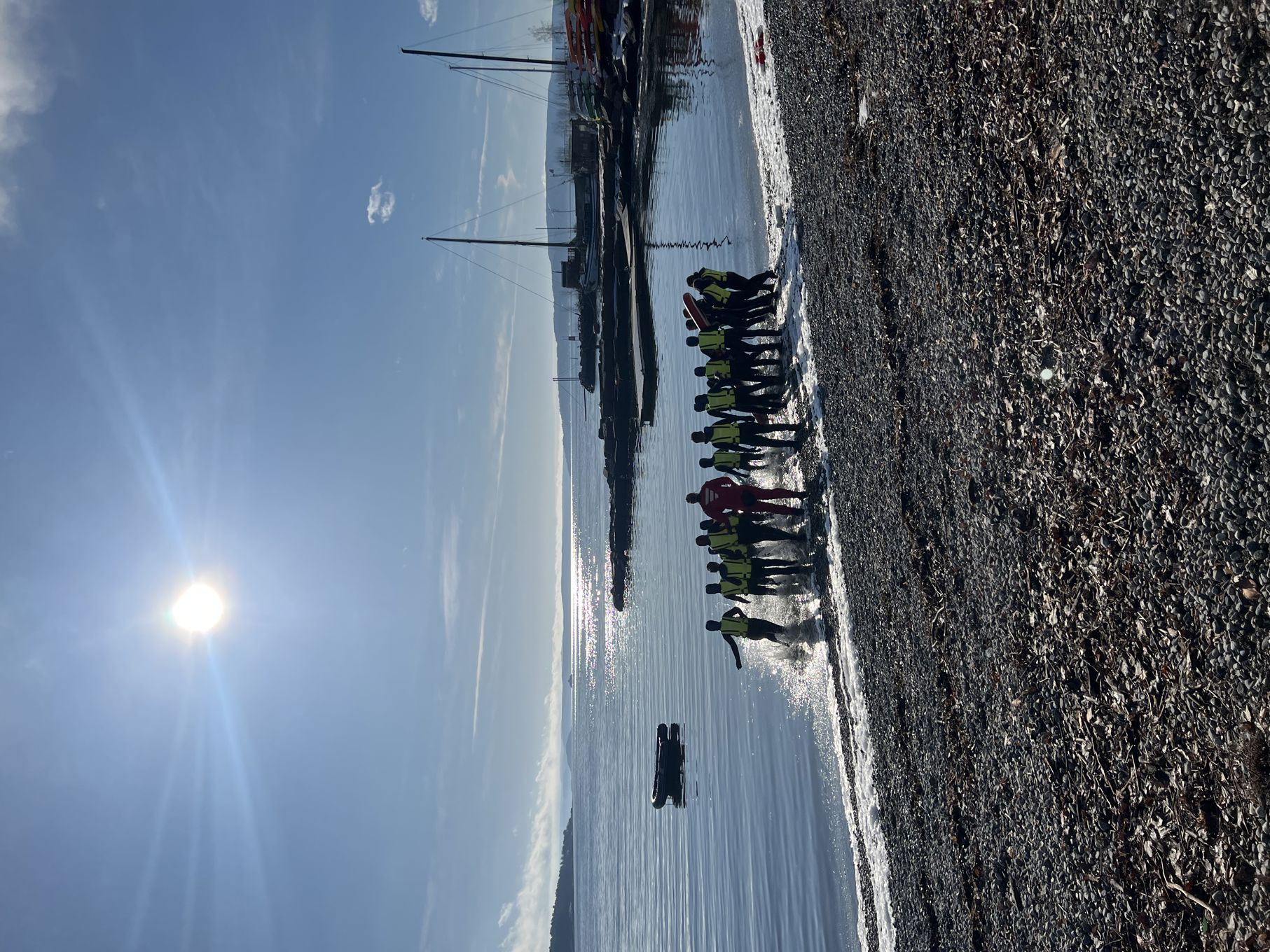 En gruppe mennesker på en strand En gruppe mennesker på en strand