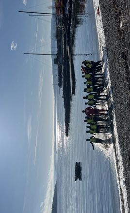 En gruppe mennesker på en strand En gruppe mennesker på en strand