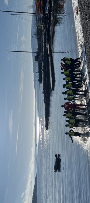 En gruppe mennesker på en strand En gruppe mennesker på en strand
